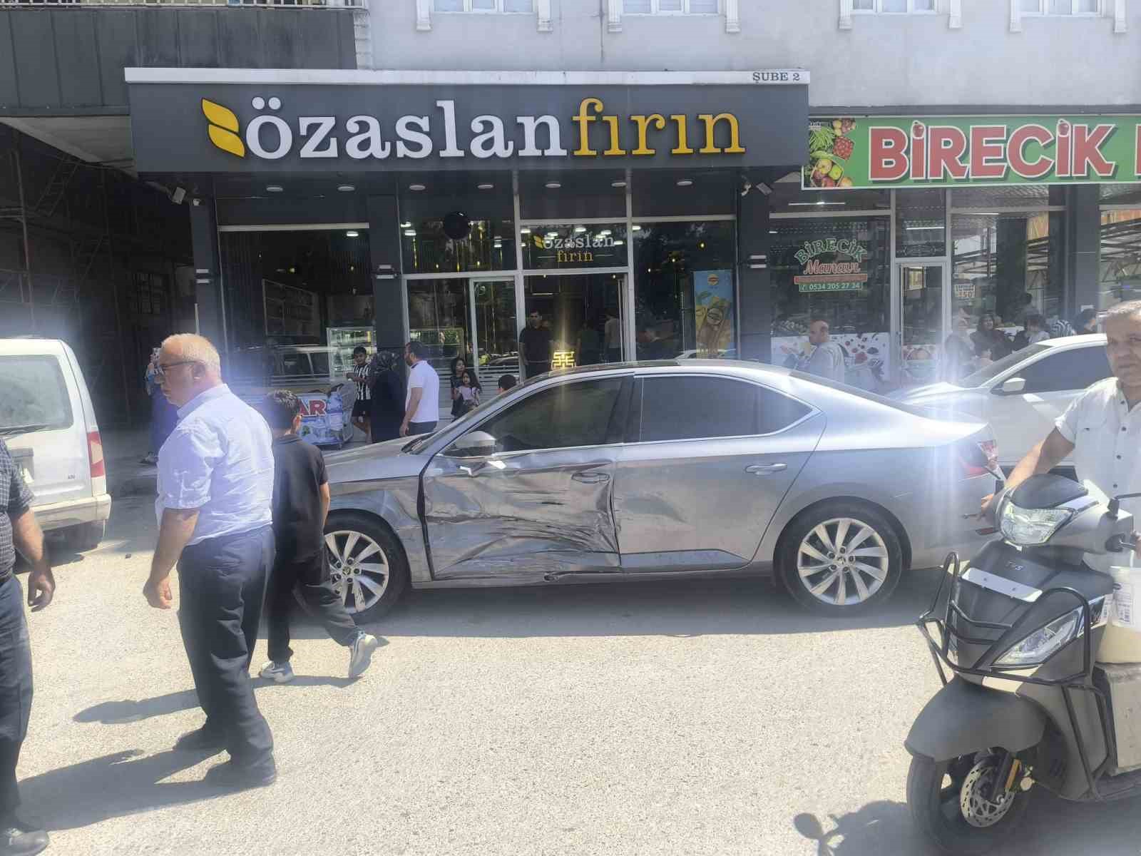 Biri ağır 2 kişinin yaralandığı kaza güvenlik kamerasına yansıdı