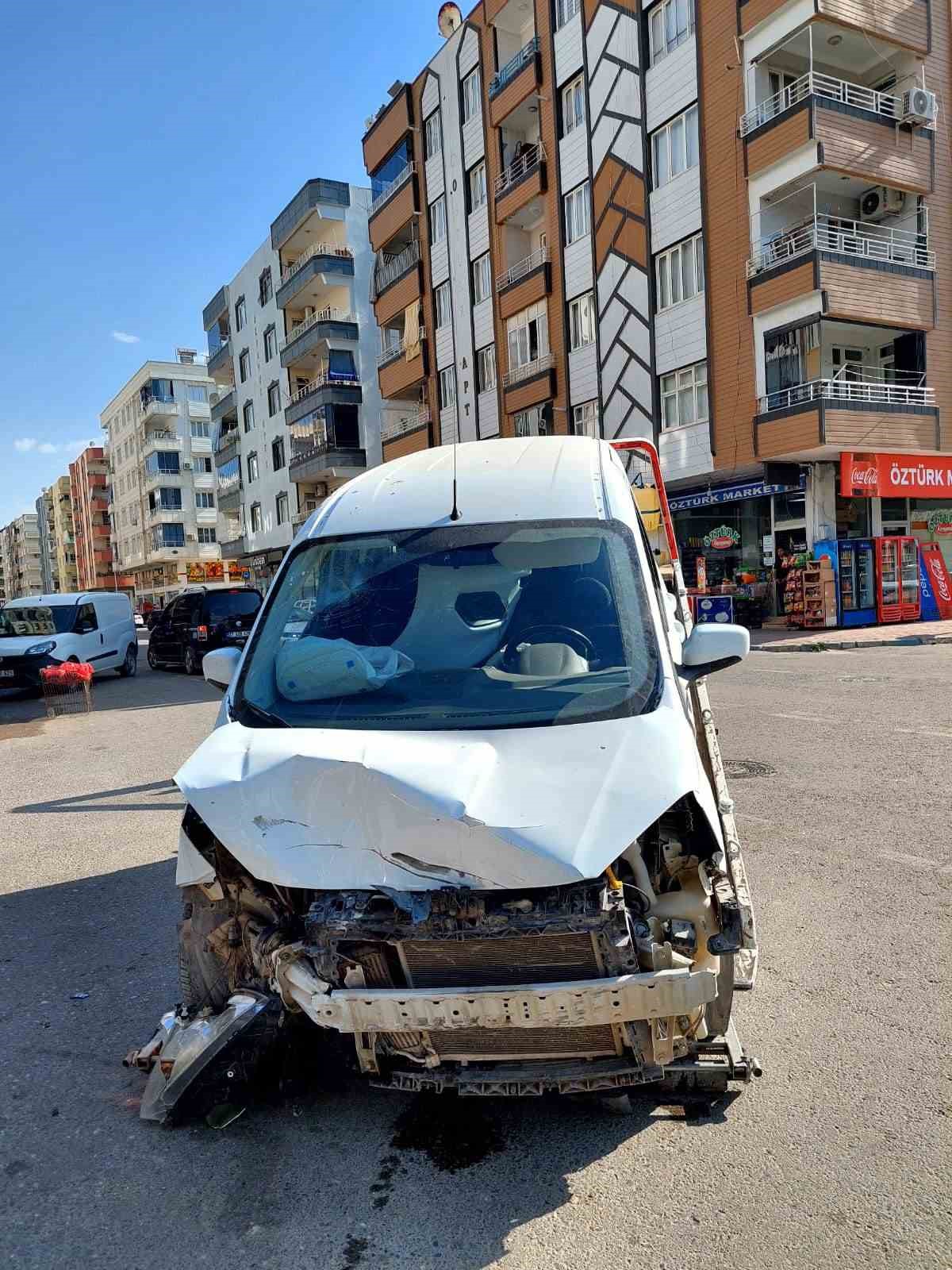 Biri ağır 2 kişinin yaralandığı kaza güvenlik kamerasına yansıdı