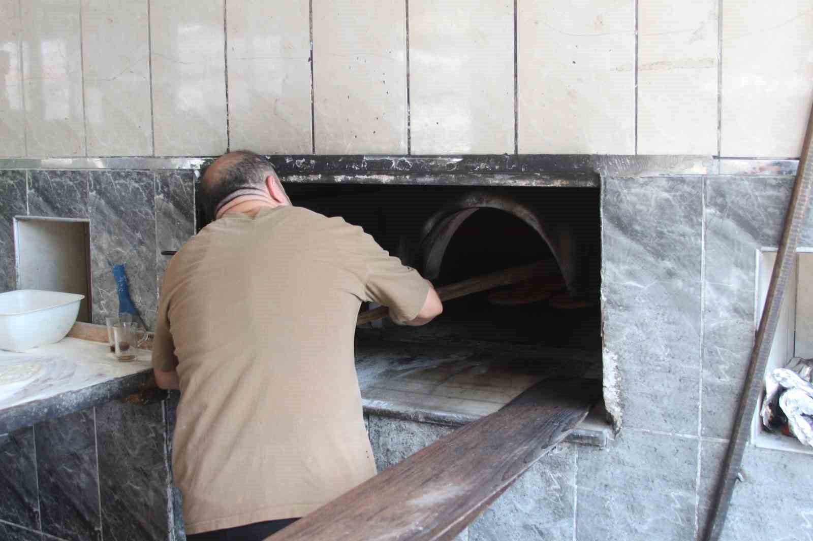 Adana’da 40 derece sıcaklarda fırıncıların zorlu ekmek mesaisi