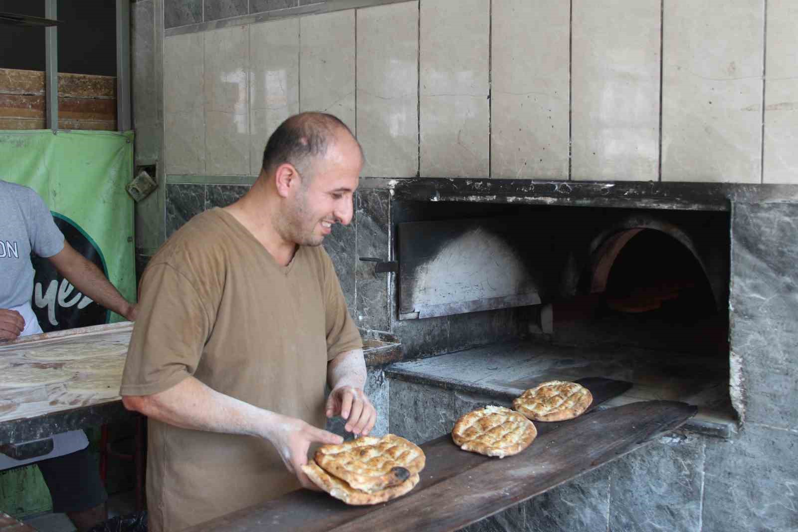 Adana’da 40 derece sıcaklarda fırıncıların zorlu ekmek mesaisi
