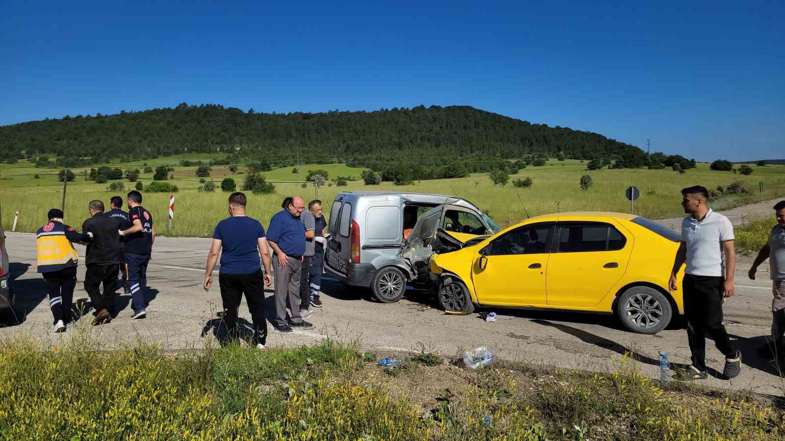 Taksi ile hafif ticari araç çarpıştı: 4 yaralı