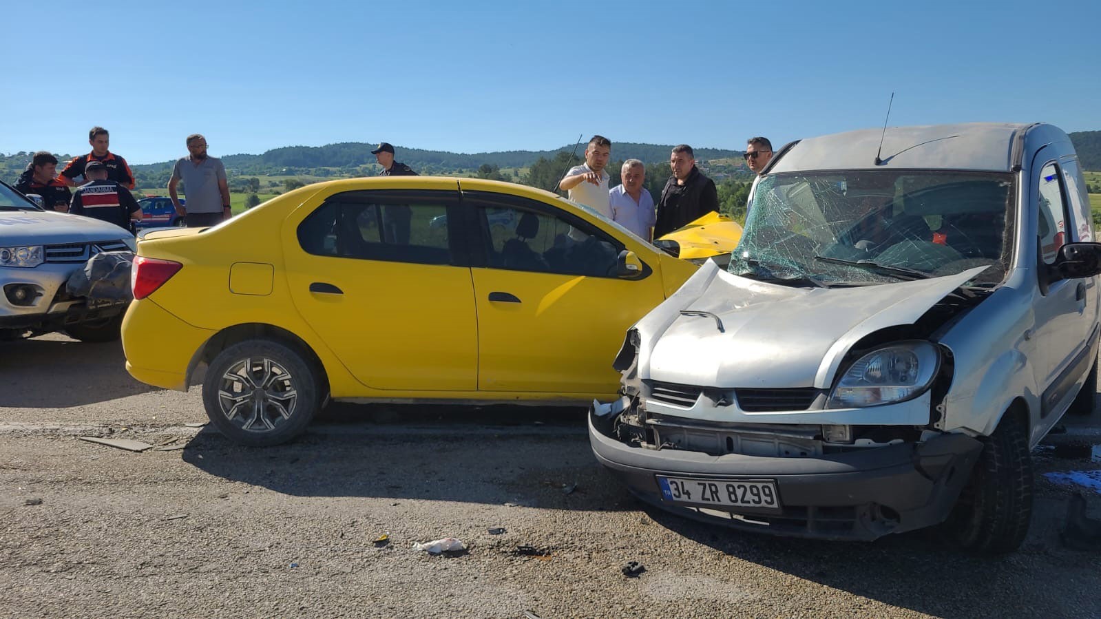 Taksi ile hafif ticari araç çarpıştı: 4 yaralı