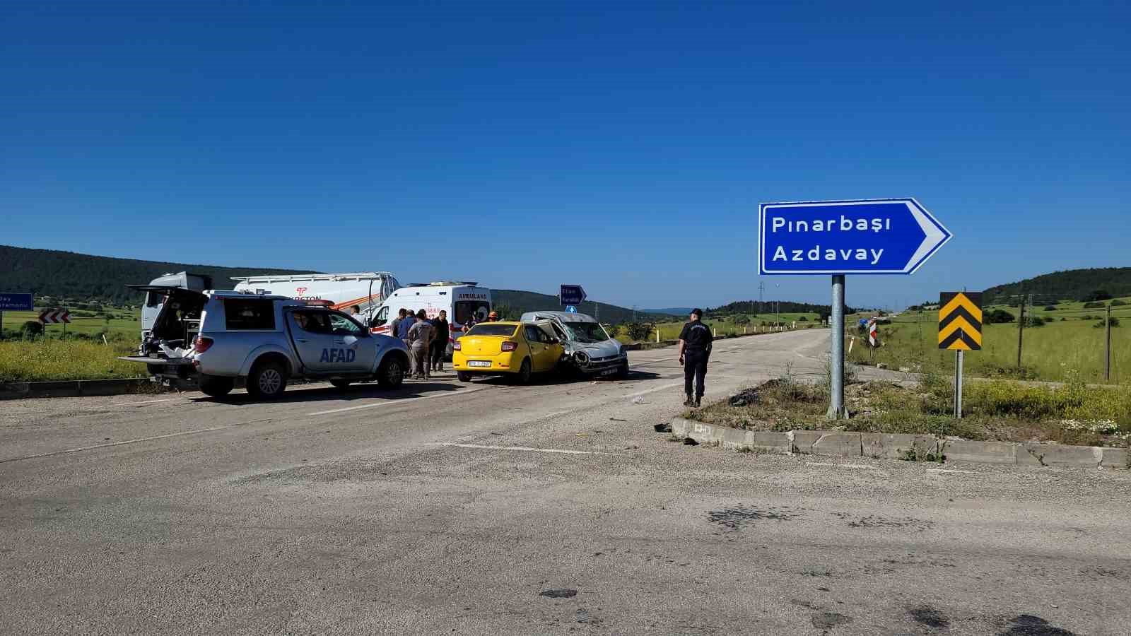 Taksi ile hafif ticari araç çarpıştı: 4 yaralı