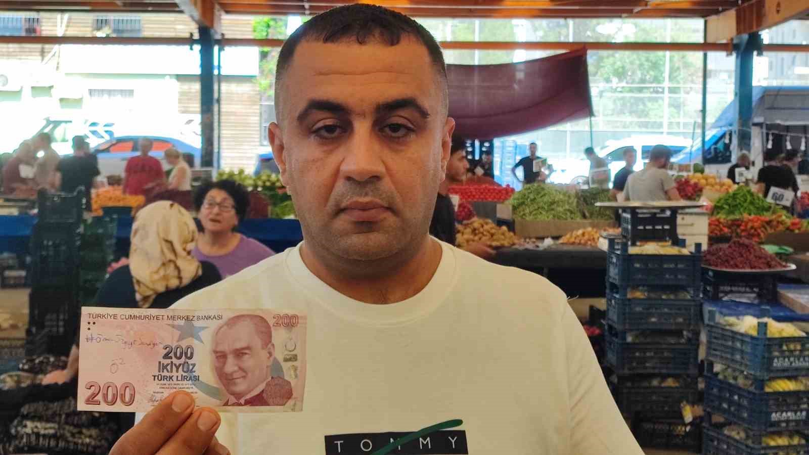 Aşkını paralara yazıp pazarda dağıttı