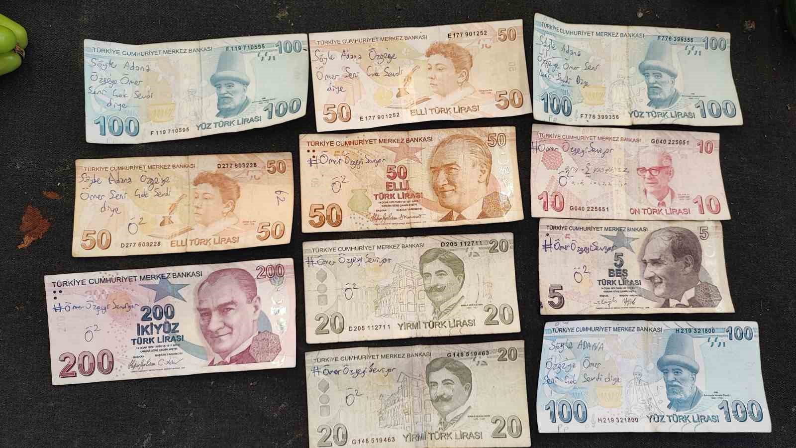 Aşkını paralara yazıp pazarda dağıttı