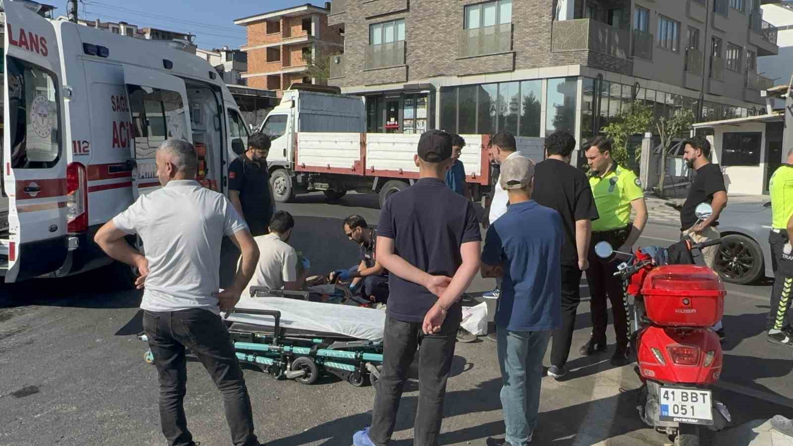 Otomobil ile çarpışan motosikletteki 2 kişi yaralandı