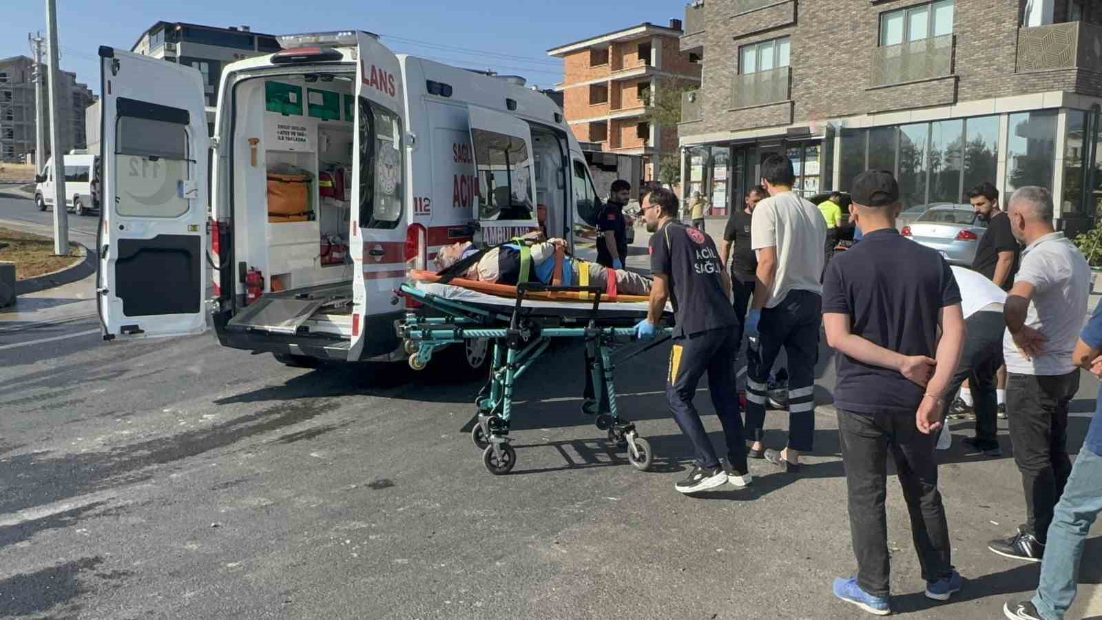 Otomobil ile çarpışan motosikletteki 2 kişi yaralandı
