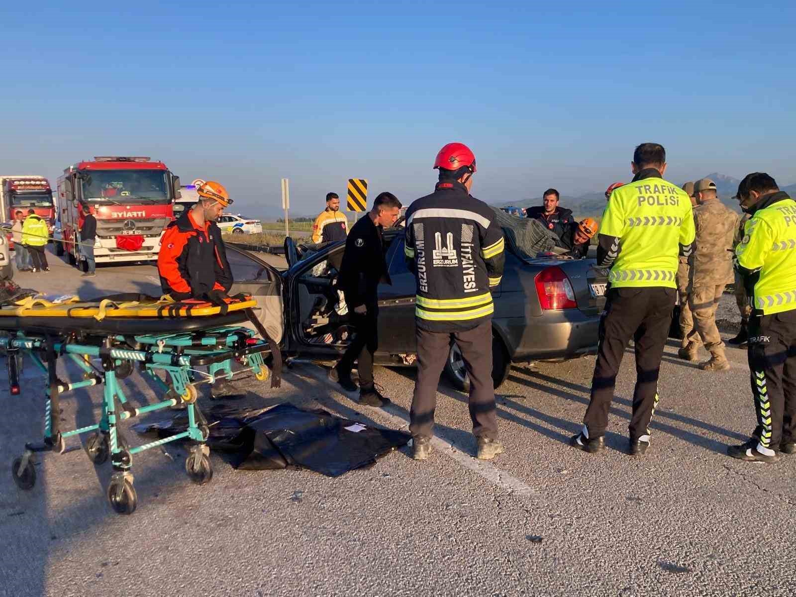 Erzurum’da otomobil kamyonete çarptı: 3 ölü, 3 yaralı