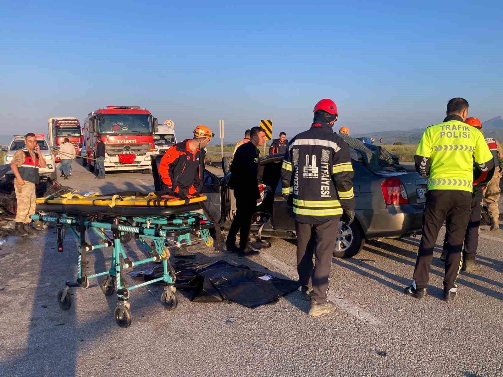 Erzurum’da otomobil kamyonete çarptı: 3 ölü, 3 yaralı