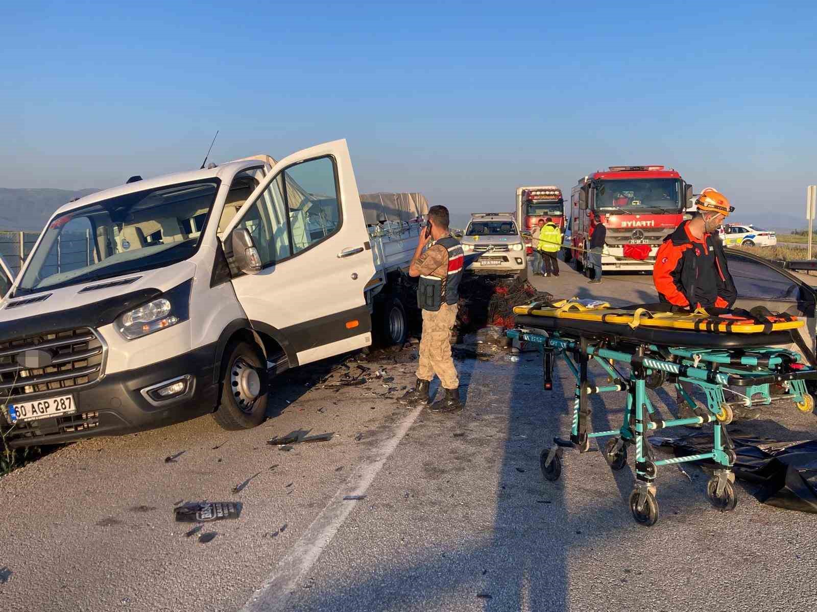 Erzurum’da otomobil kamyonete çarptı: 3 ölü, 3 yaralı