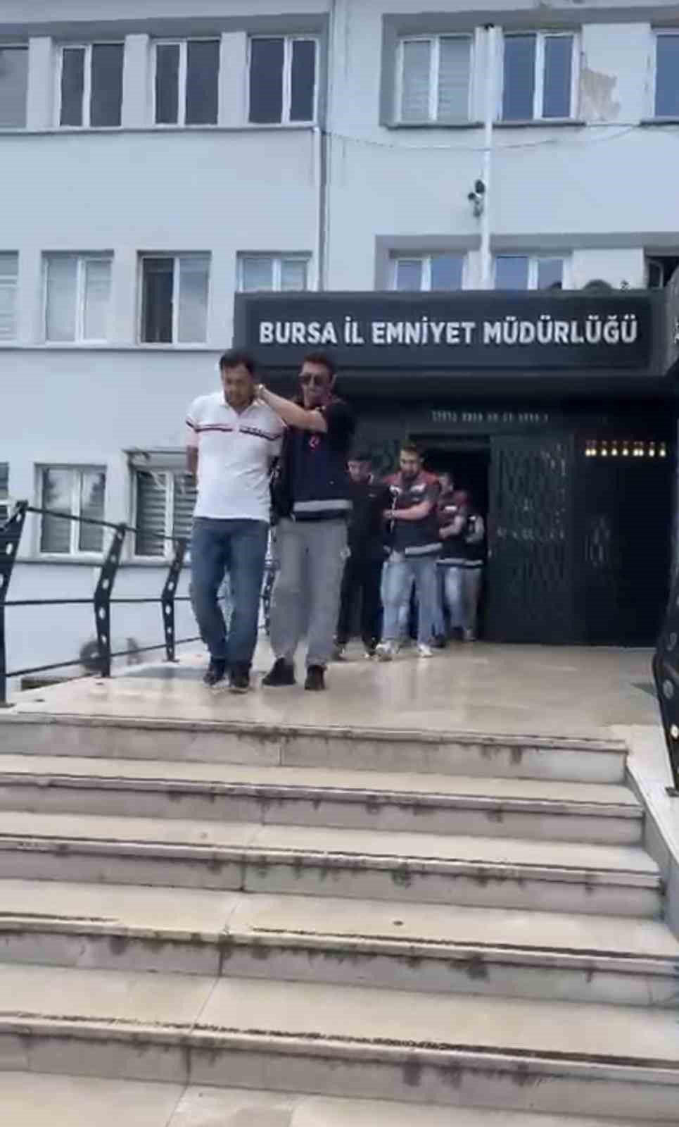 İş ve burs vaadiyle hesap avına çıkan şebekeye film gibi operasyon: Polis ’ikinci kişi’ rolüne girip çökertti
