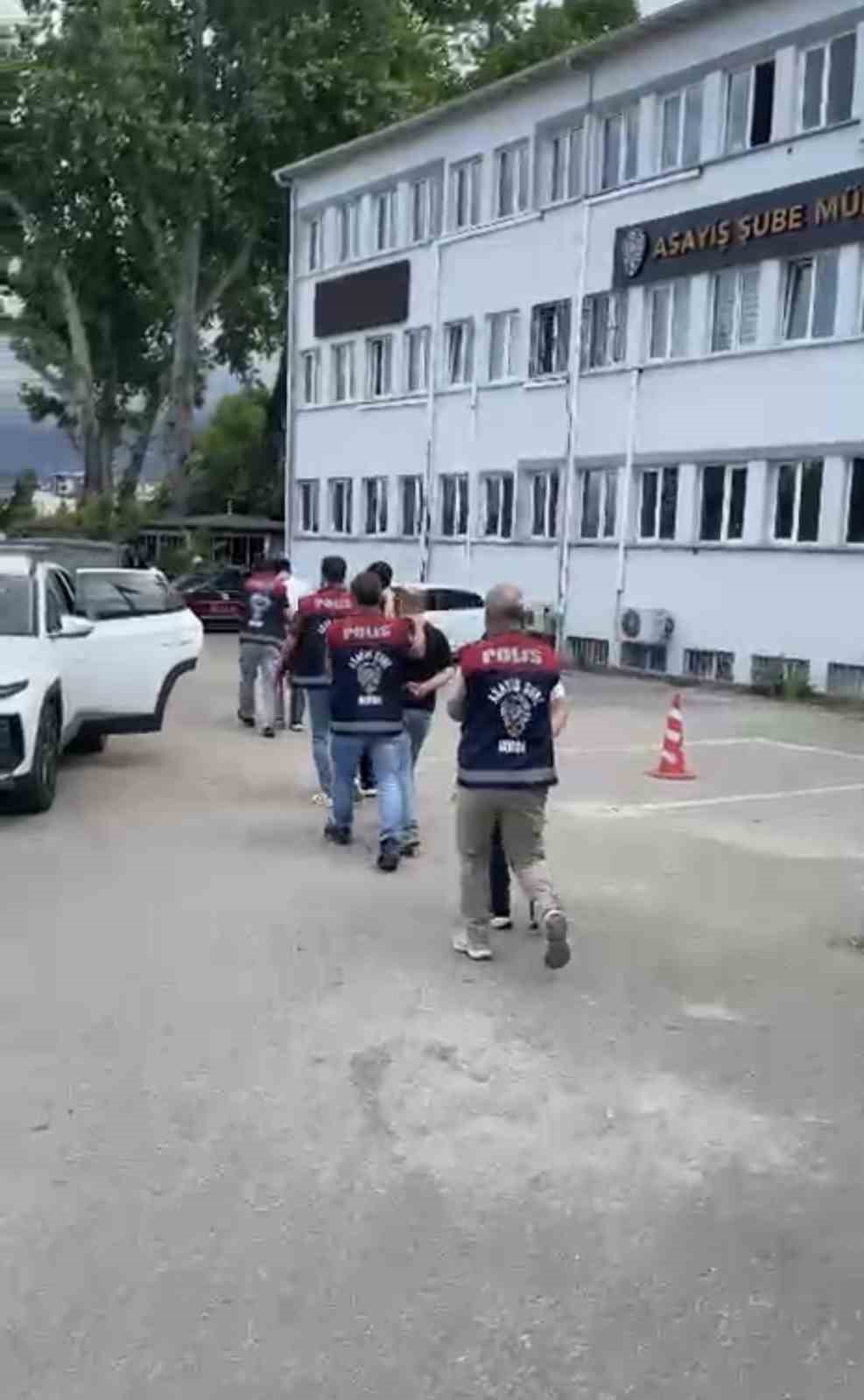 İş ve burs vaadiyle hesap avına çıkan şebekeye film gibi operasyon: Polis ’ikinci kişi’ rolüne girip çökertti