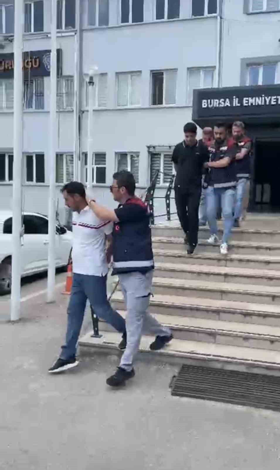İş ve burs vaadiyle hesap avına çıkan şebekeye film gibi operasyon: Polis ’ikinci kişi’ rolüne girip çökertti