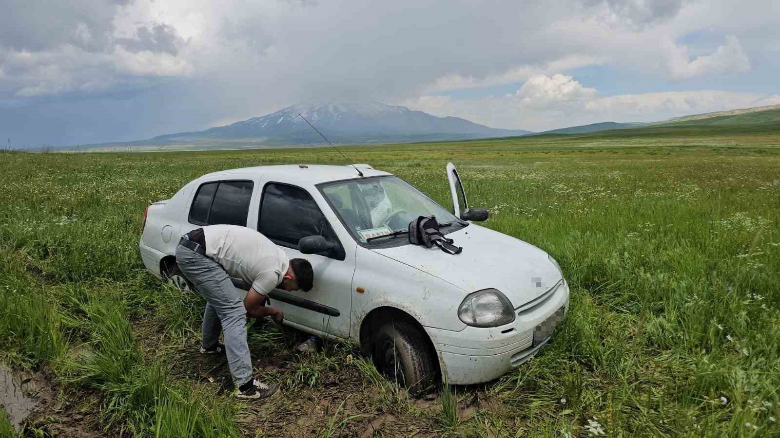 Çamura saplanan aracı kurtarma çalışması