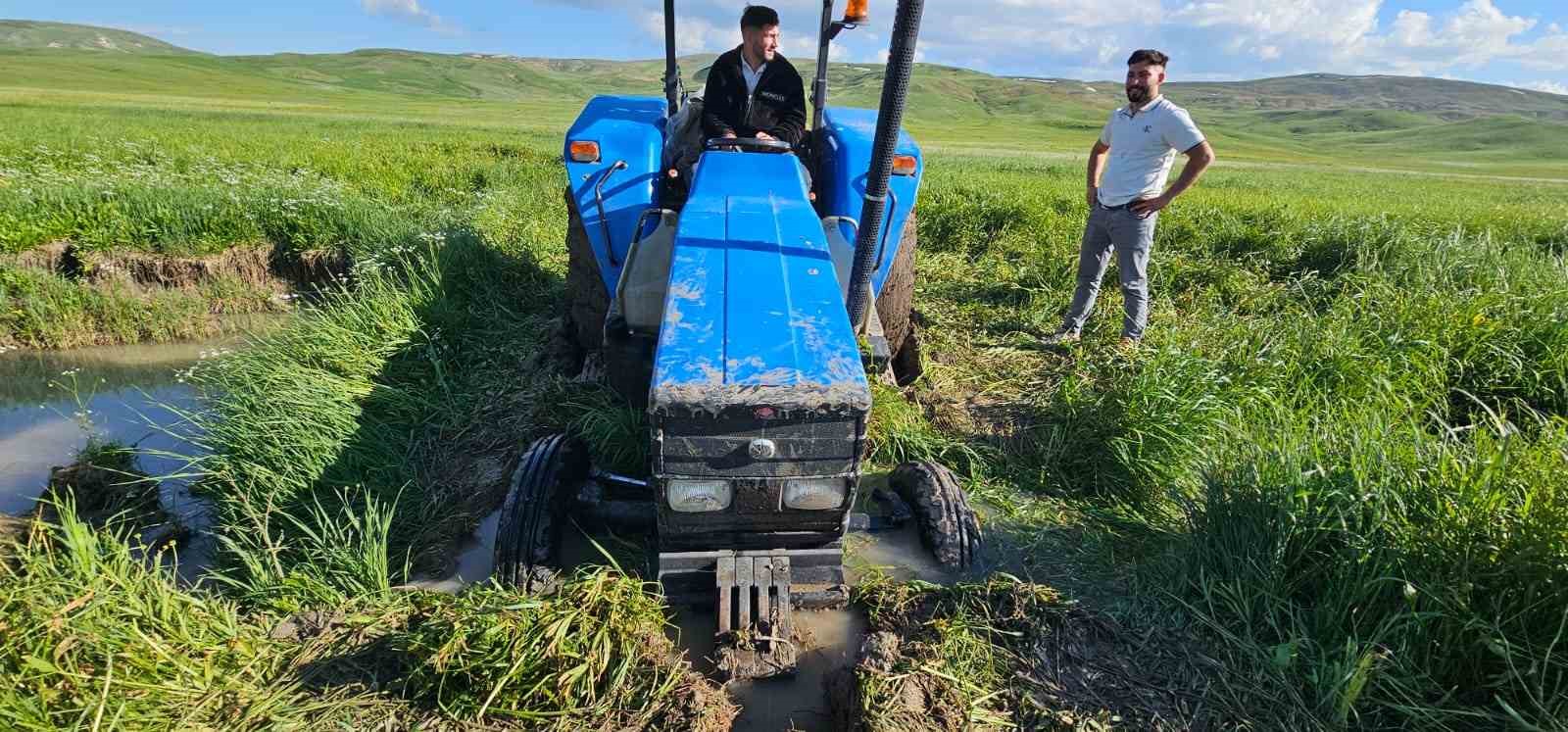 Çamura saplanan aracı kurtarma çalışması
