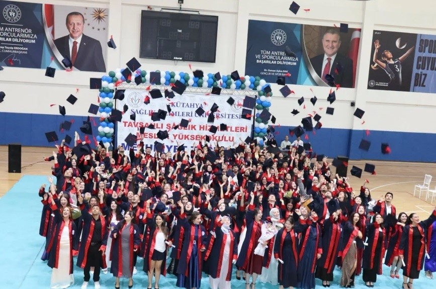 Tavşanlı’da geleceğin sağlıkçıları kep fırlattı