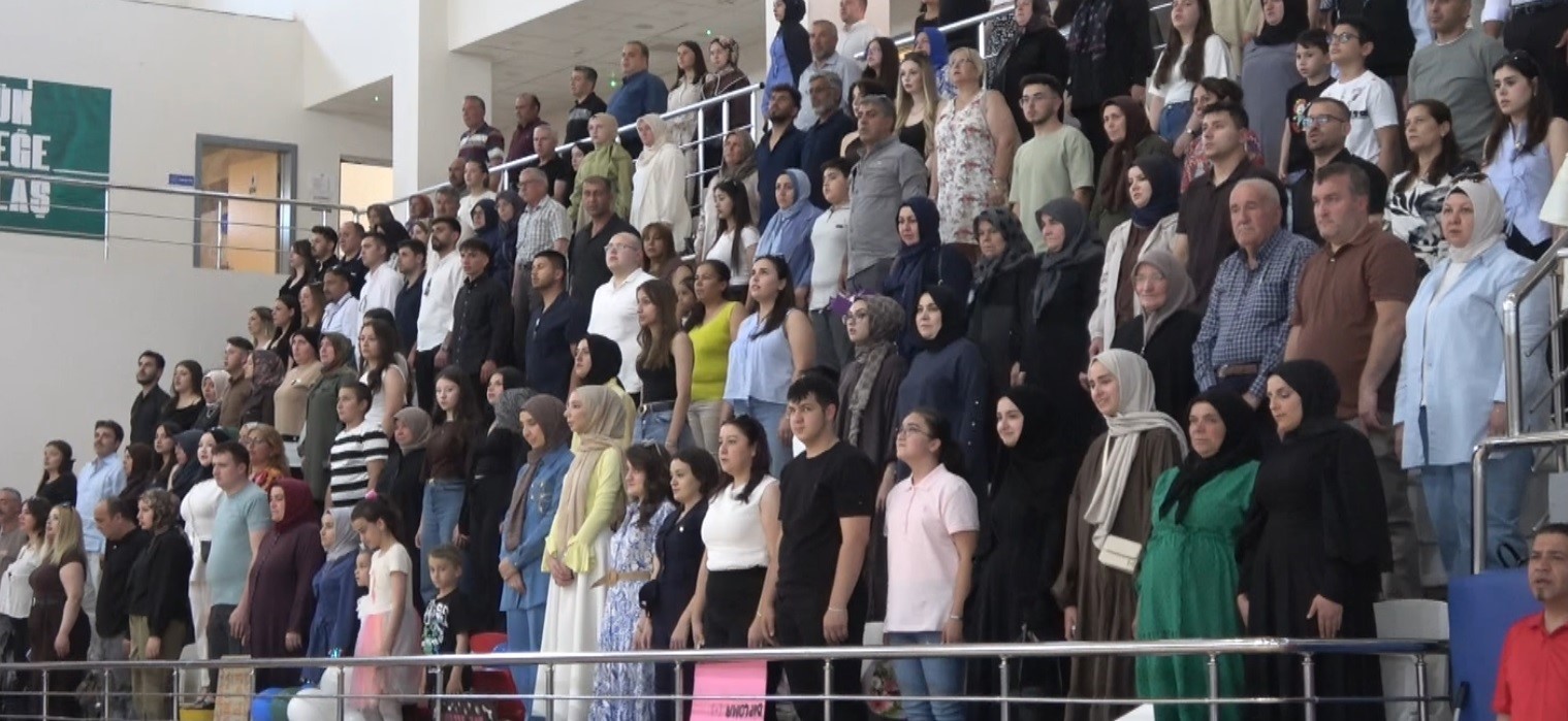 Tavşanlı’da geleceğin sağlıkçıları kep fırlattı