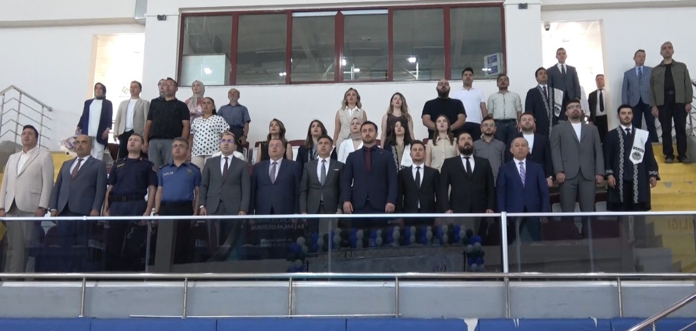 Tavşanlı’da geleceğin sağlıkçıları kep fırlattı