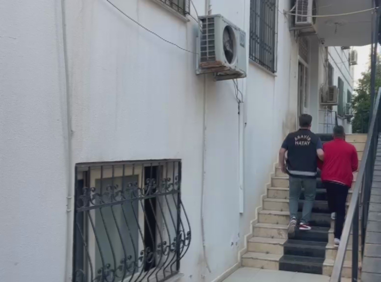 Motosikleti ittirerek çalan hırsızın 54 suç kaydı olduğu ortaya çıktı