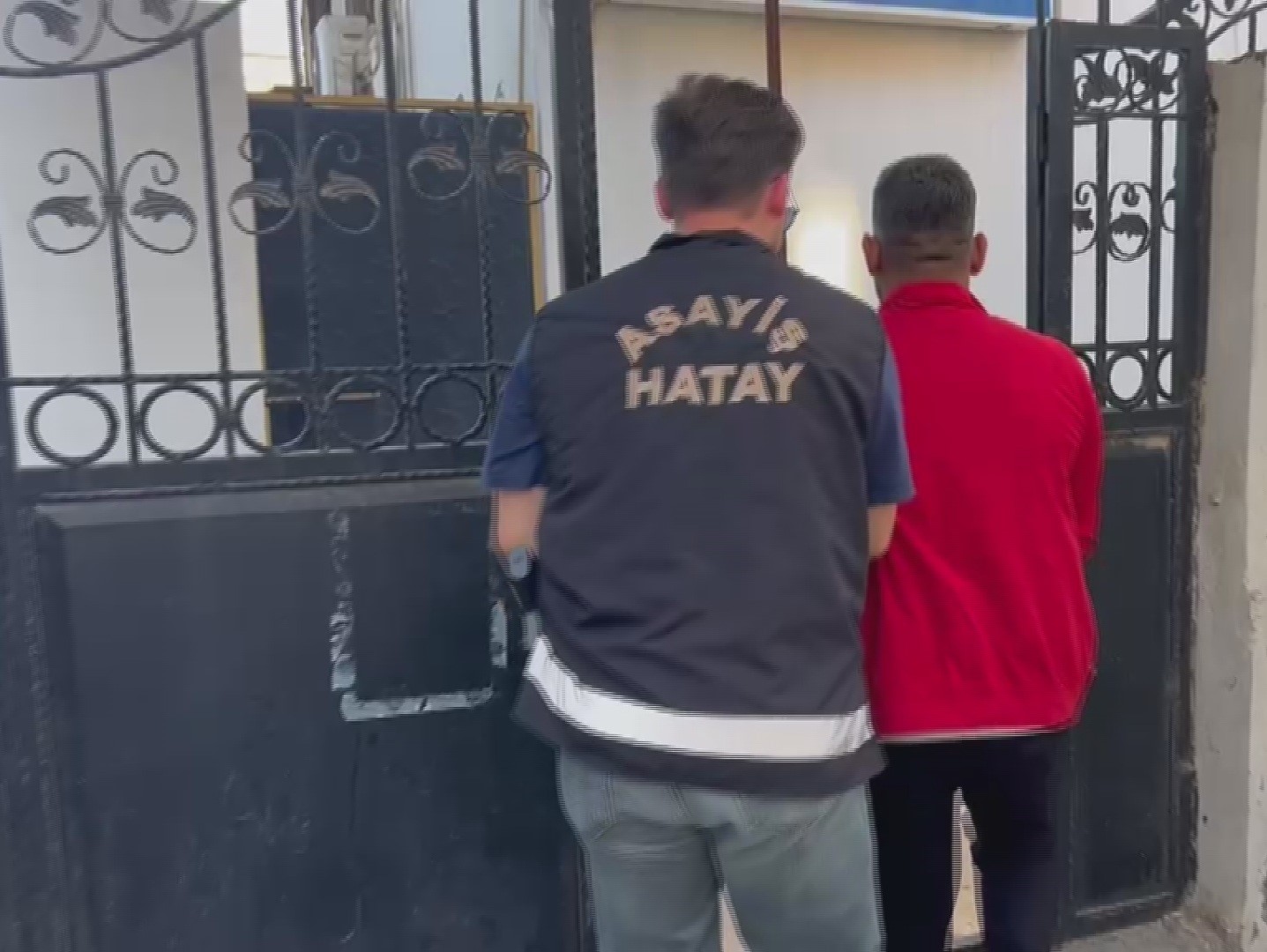 Motosikleti ittirerek çalan hırsızın 54 suç kaydı olduğu ortaya çıktı
