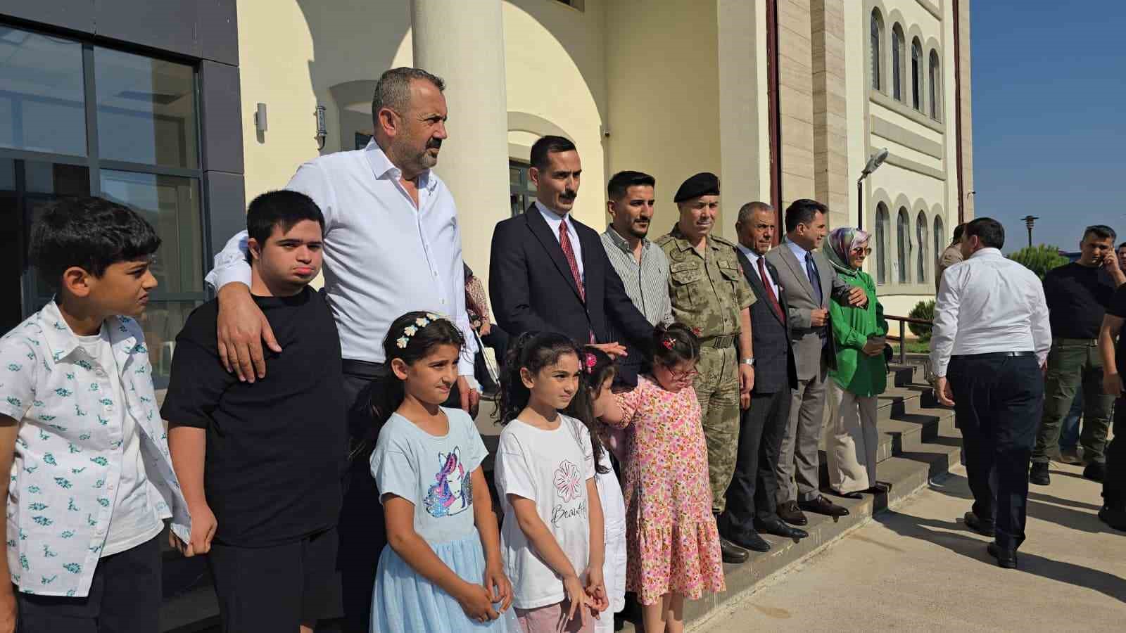 İslahiye ilçesi, Kaymakam Mehmet Soylu’ya konvoy ve gözyaşlarıyla veda etti