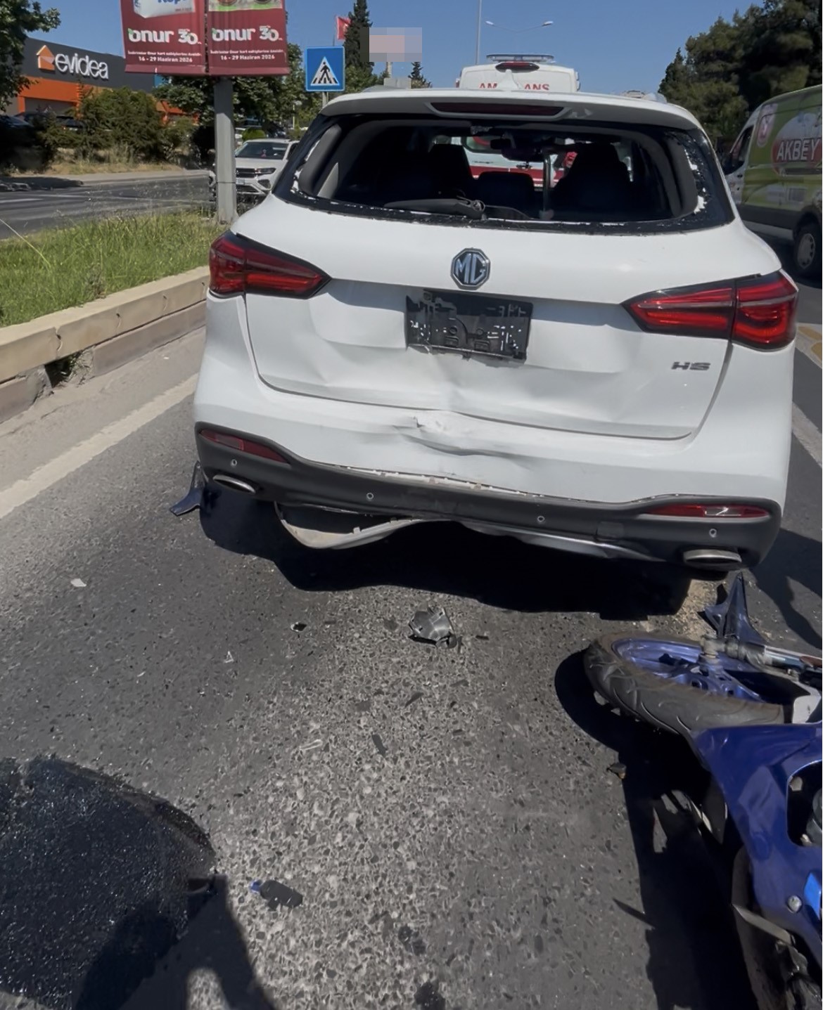 Tekirdağ’da motosiklet yayaya yol veren araca çarptı