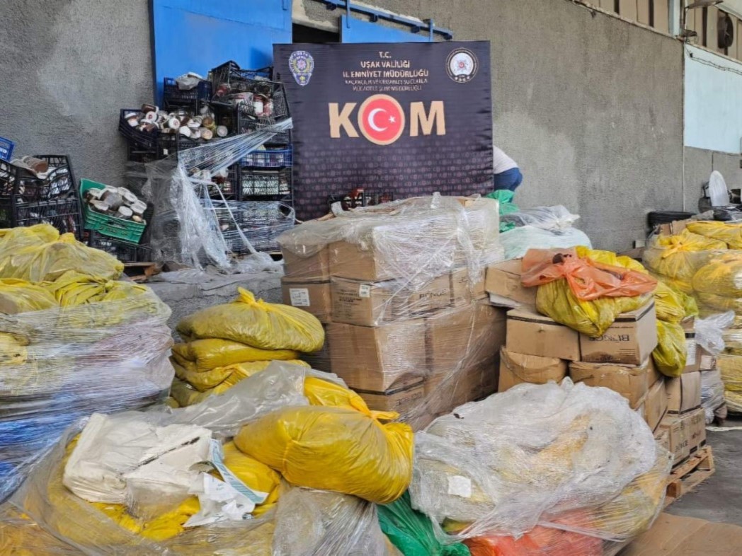 Uşak’ta 30 ton bozuk ve tarihi geçmiş gıda ele geçirildi