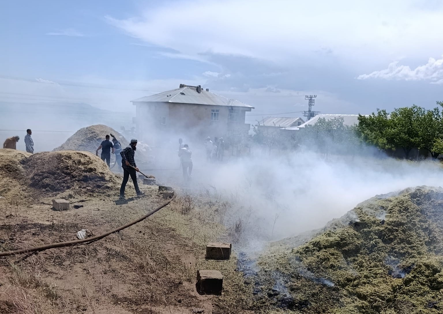 Erciş’te 20 ton saman yandı