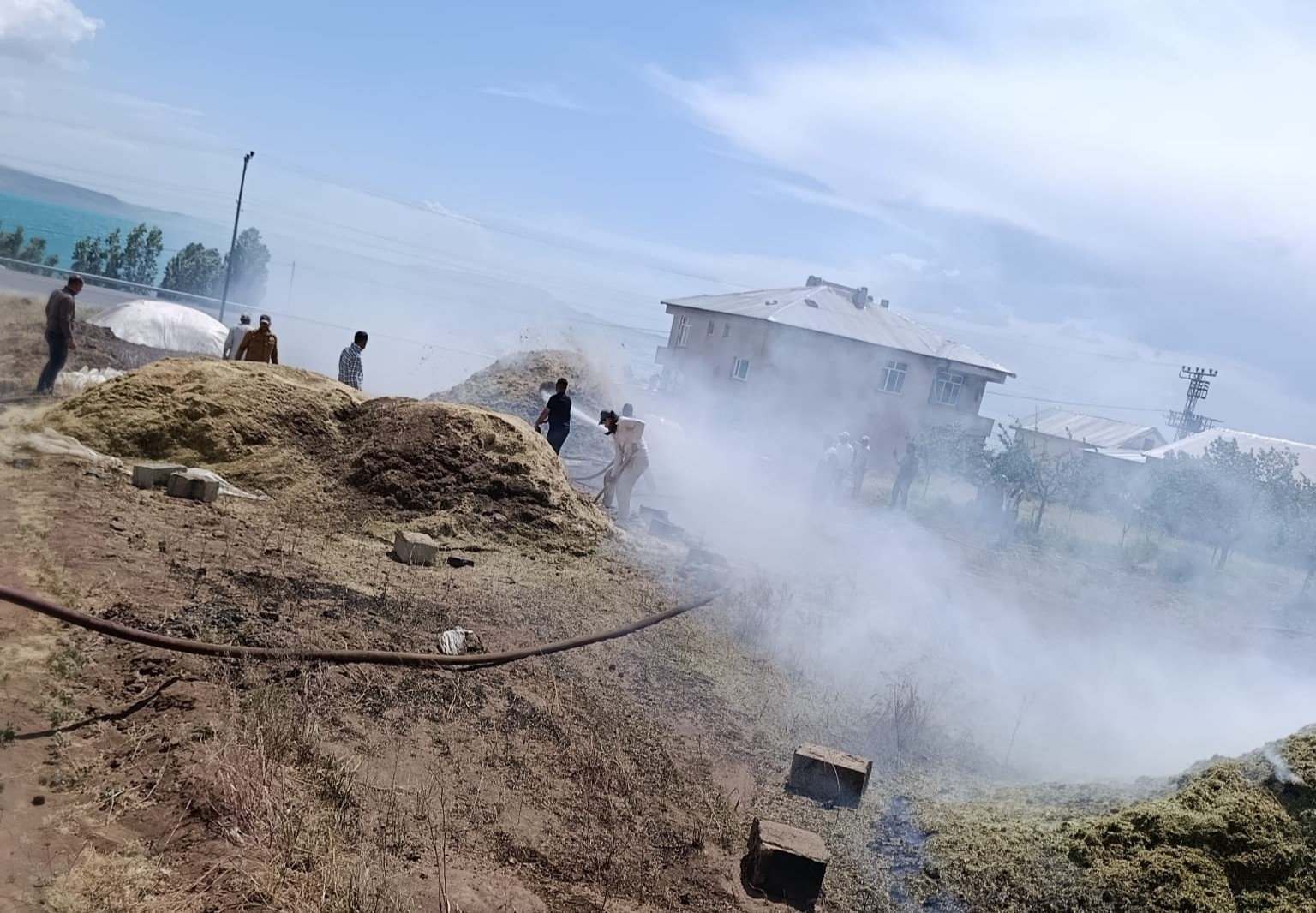 Erciş’te 20 ton saman yandı