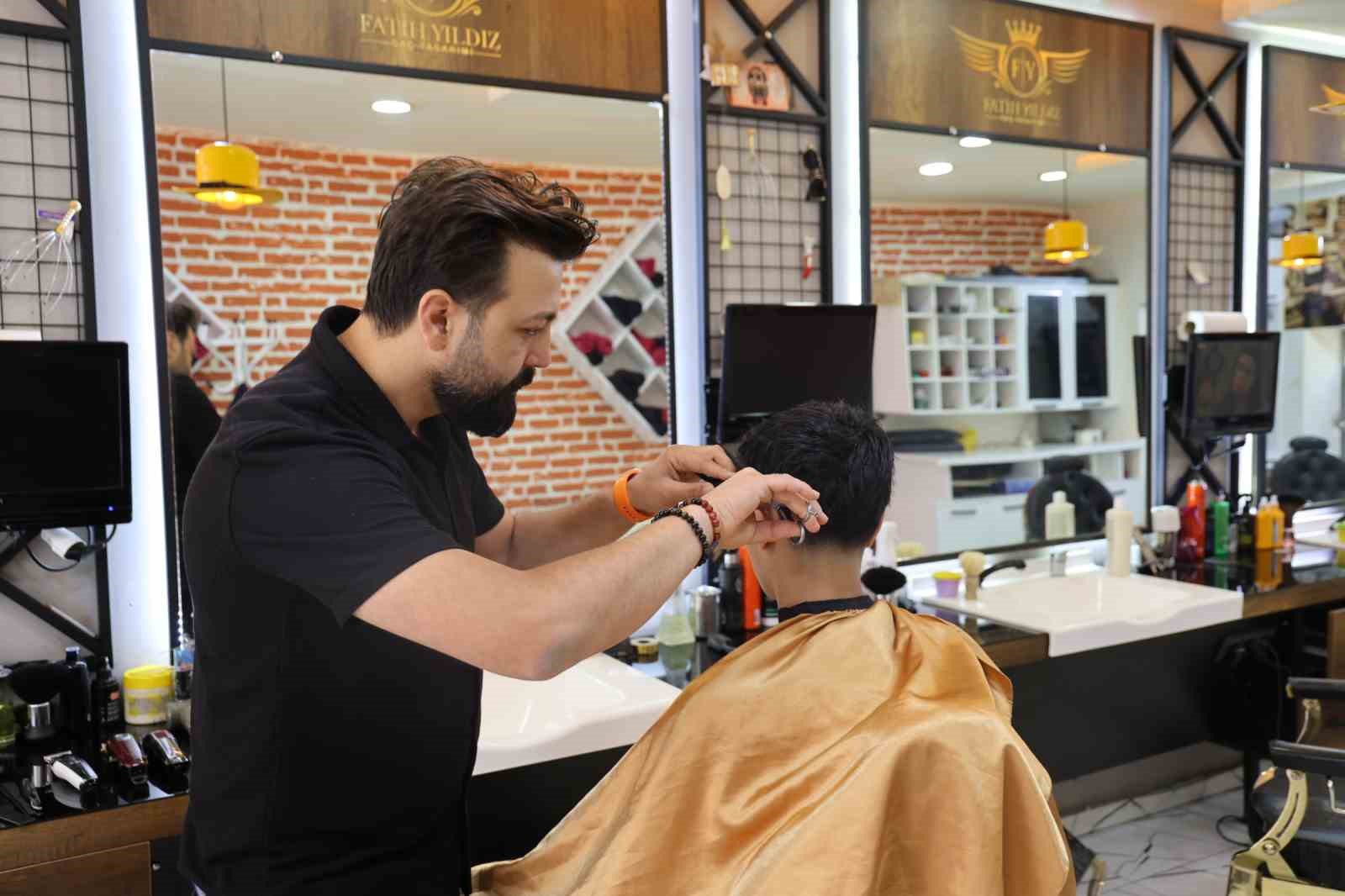 Boğazına kaçan erik parçası heimlich manevrasıyla çıkarıldı