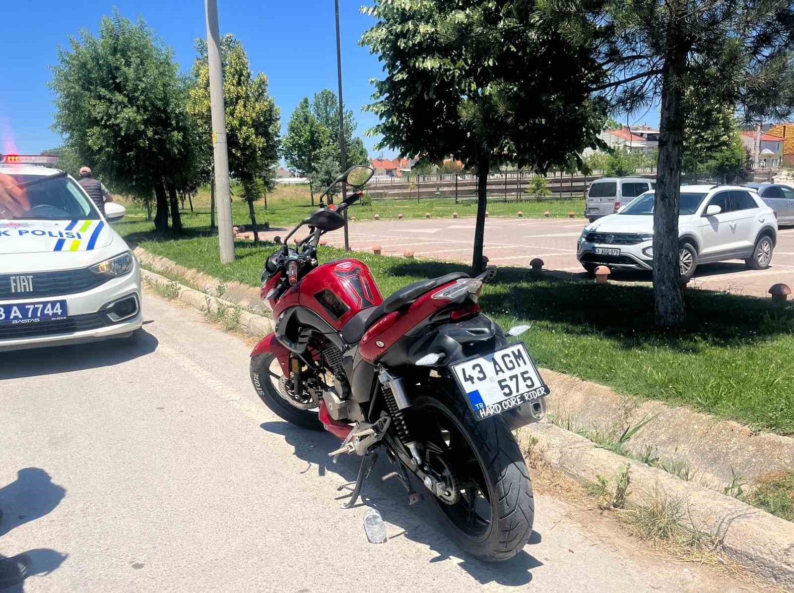Tavşanlı’da motosiklet kazası,  kask hayat kurtardı