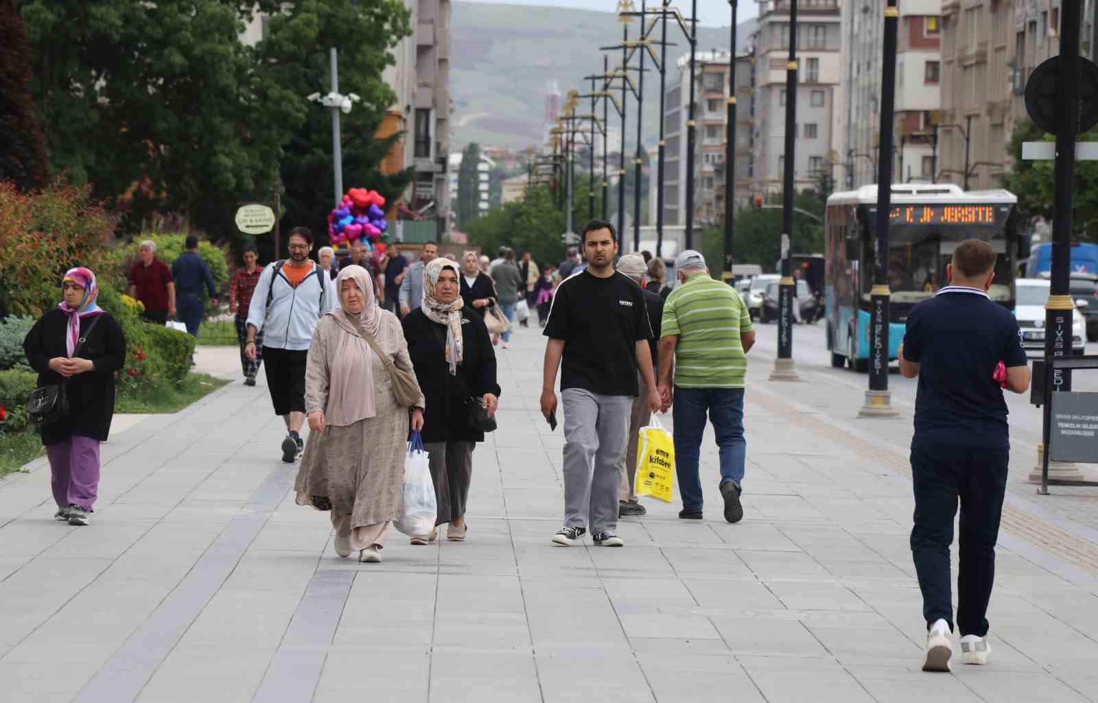 Uzmanı açıkladı: "Eğitim ve kariyer planları evlilik yaşını artırdı, kredi yaşı 35 olabilir"