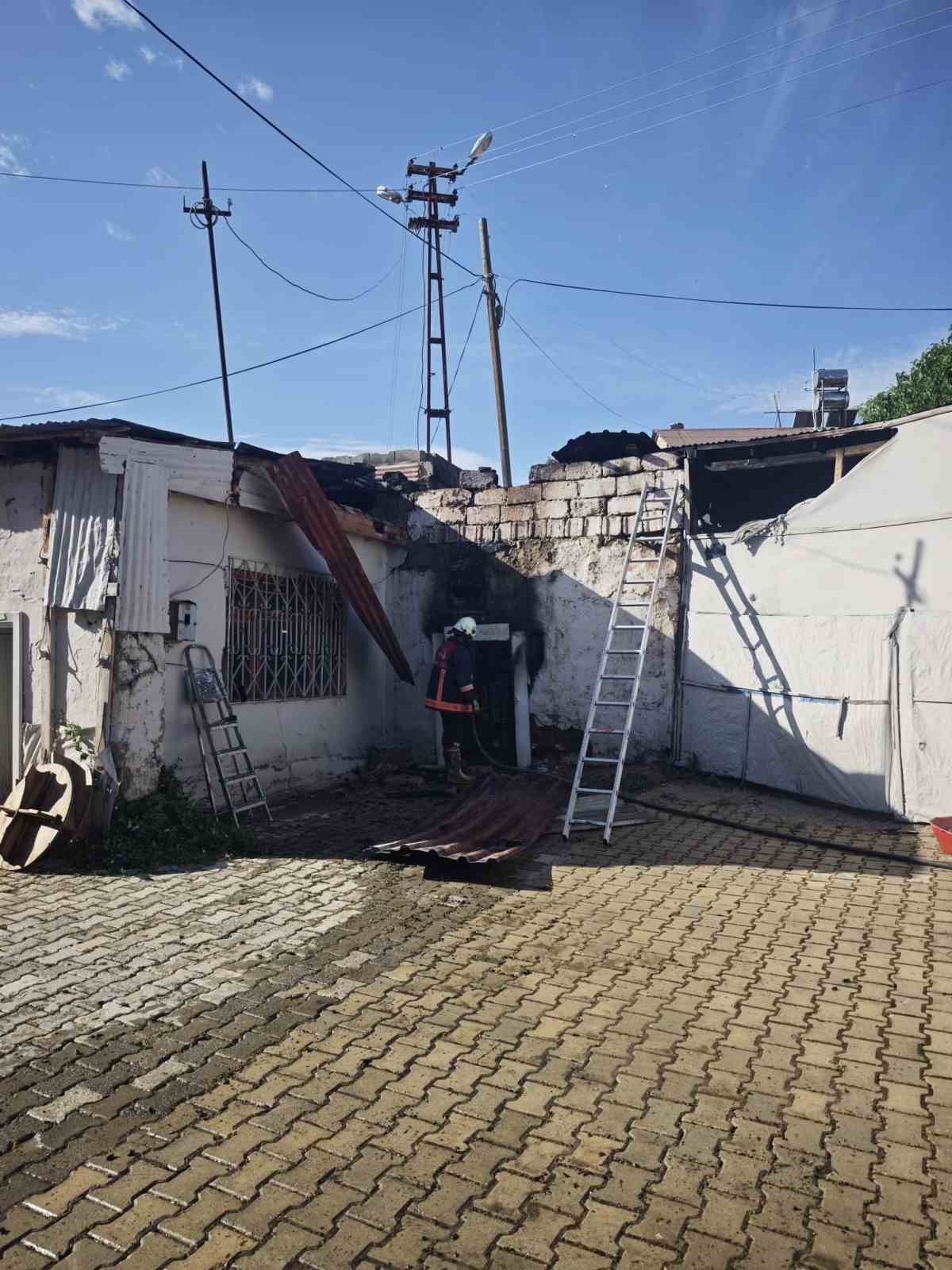 Van’da odunluk yangını