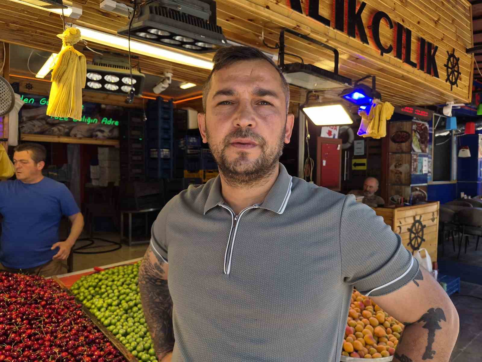 Balık tezgahları renk değiştirdi: Yarısı balık yarısı meyve
