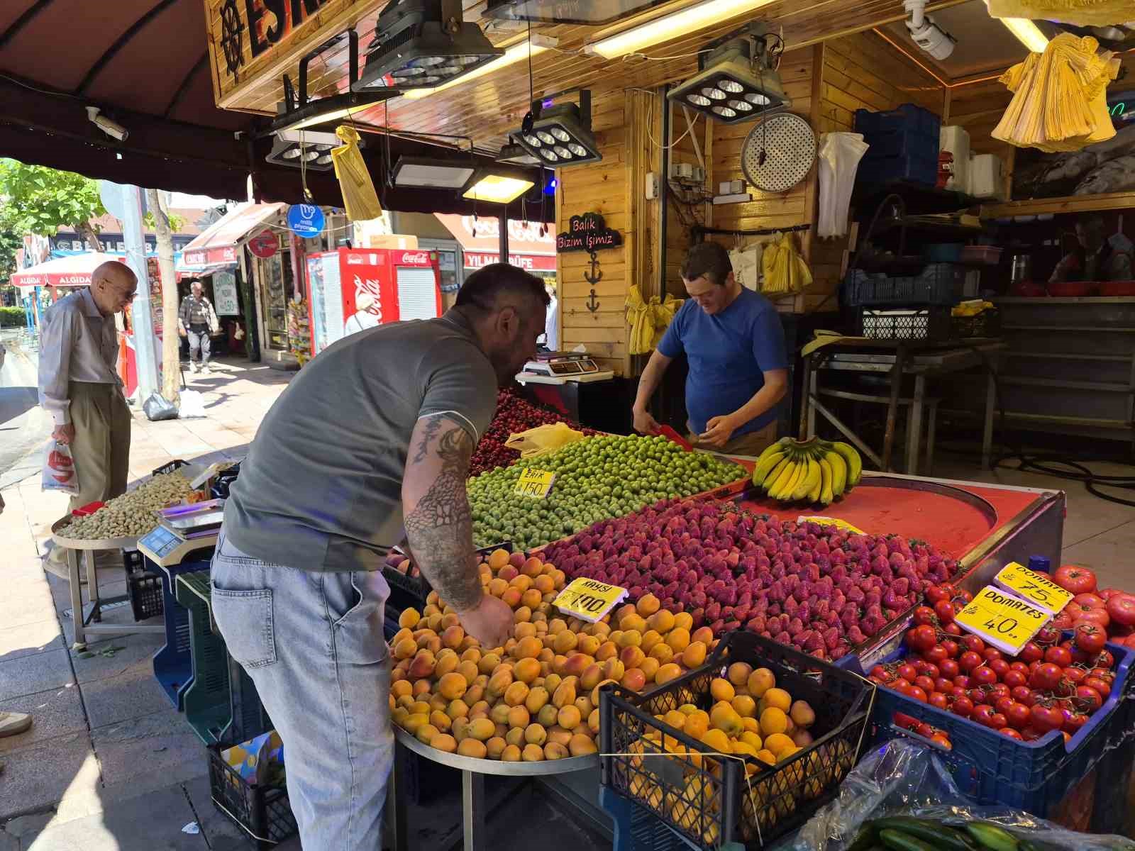 Balık tezgahları renk değiştirdi: Yarısı balık yarısı meyve