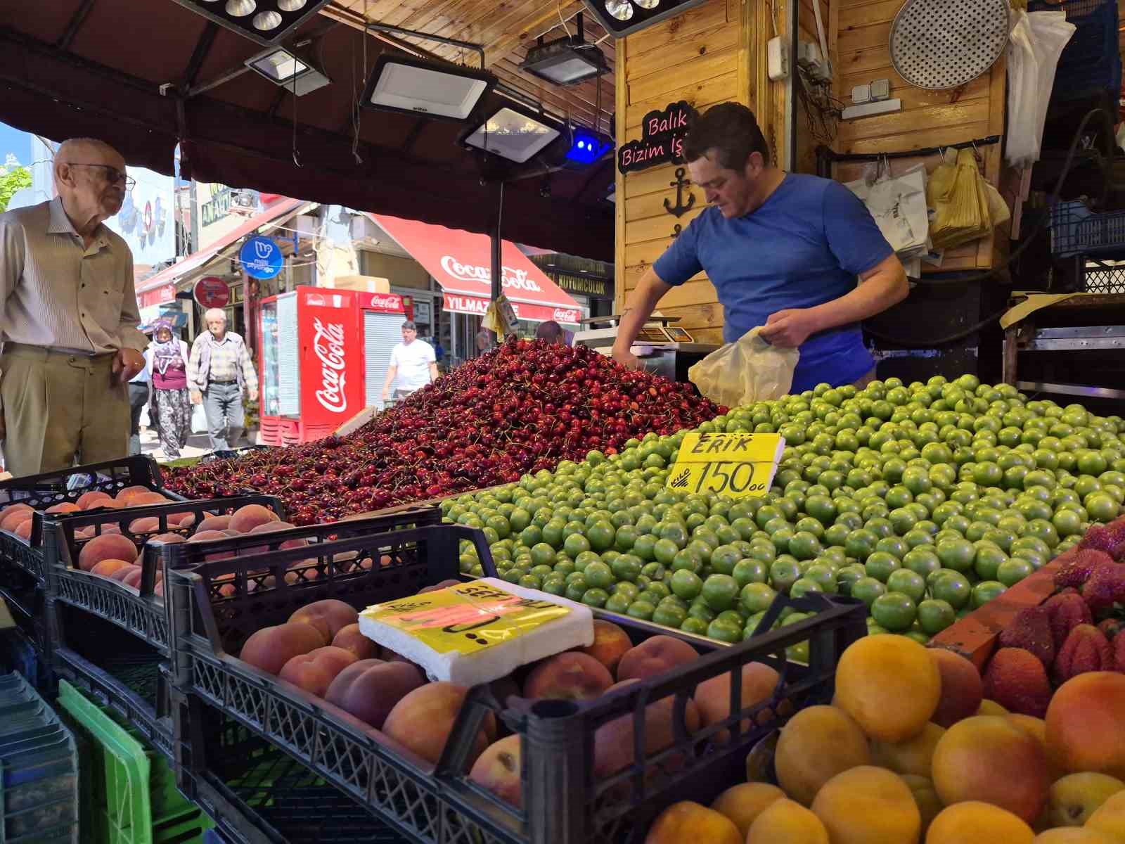 Balık tezgahları renk değiştirdi: Yarısı balık yarısı meyve