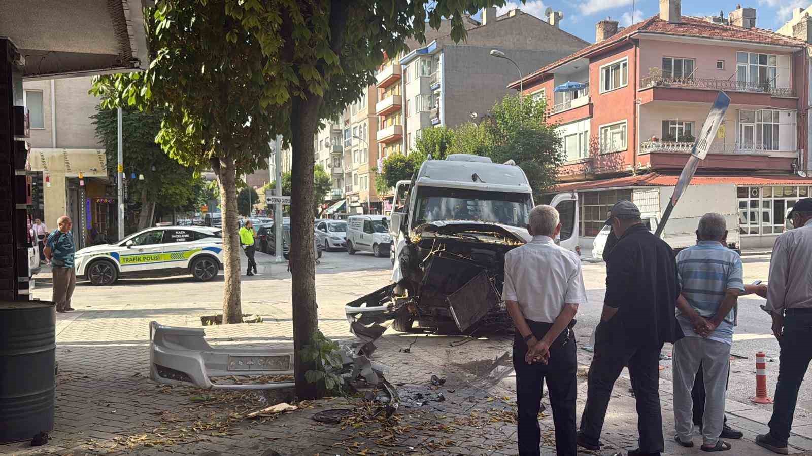 Biri işçi servisi toplam 4 aracın karıştığı kazada 9 kişi yaralandı
