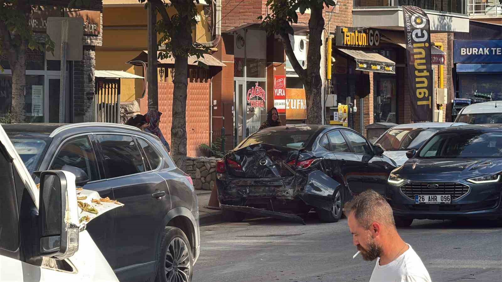 Biri işçi servisi toplam 4 aracın karıştığı kazada 9 kişi yaralandı