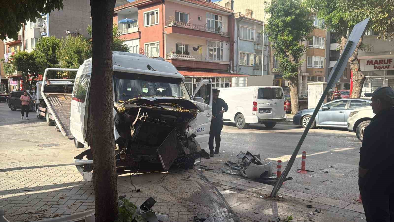 Biri işçi servisi toplam 4 aracın karıştığı kazada 9 kişi yaralandı
