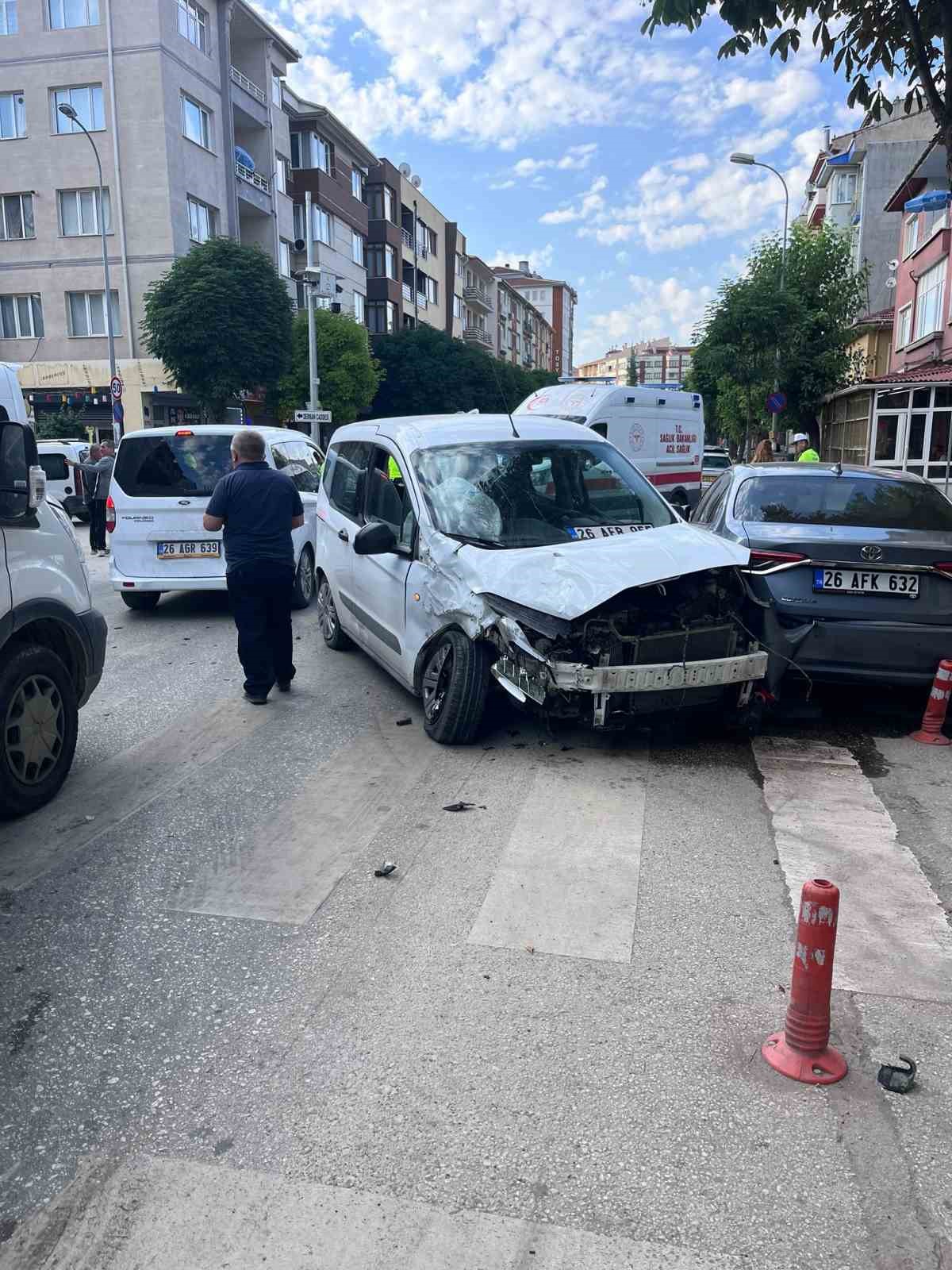 Biri işçi servisi toplam 4 aracın karıştığı kazada 9 kişi yaralandı