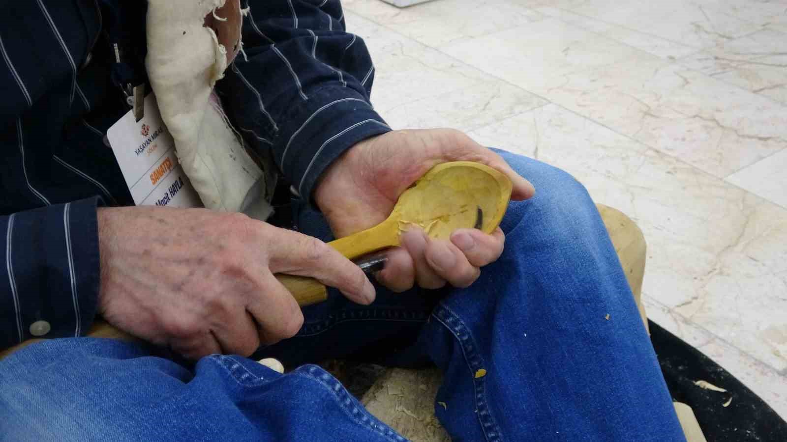 55 yıldır şimşir ağacından tahta kaşık yapıyor
