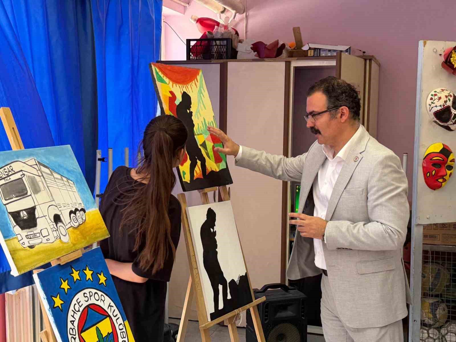 Öğrenciler eserlerini görücüye çıkardı
