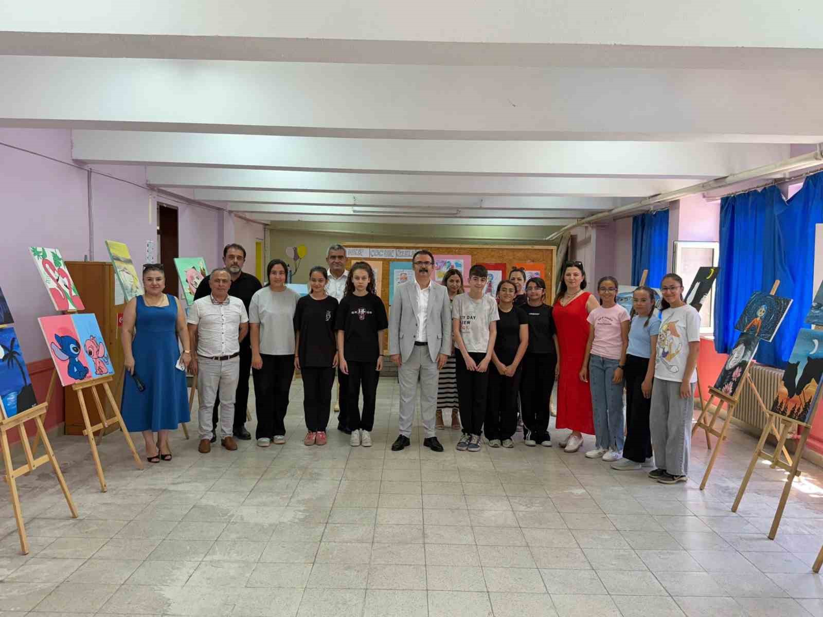 Öğrenciler eserlerini görücüye çıkardı