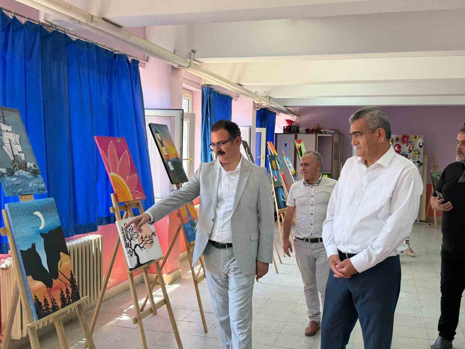 Öğrenciler eserlerini görücüye çıkardı