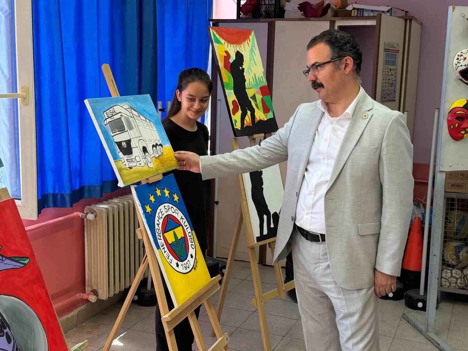 Öğrenciler eserlerini görücüye çıkardı