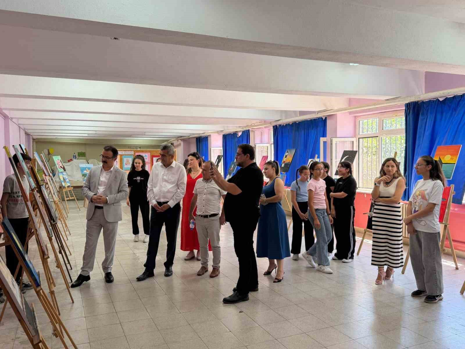 Öğrenciler eserlerini görücüye çıkardı