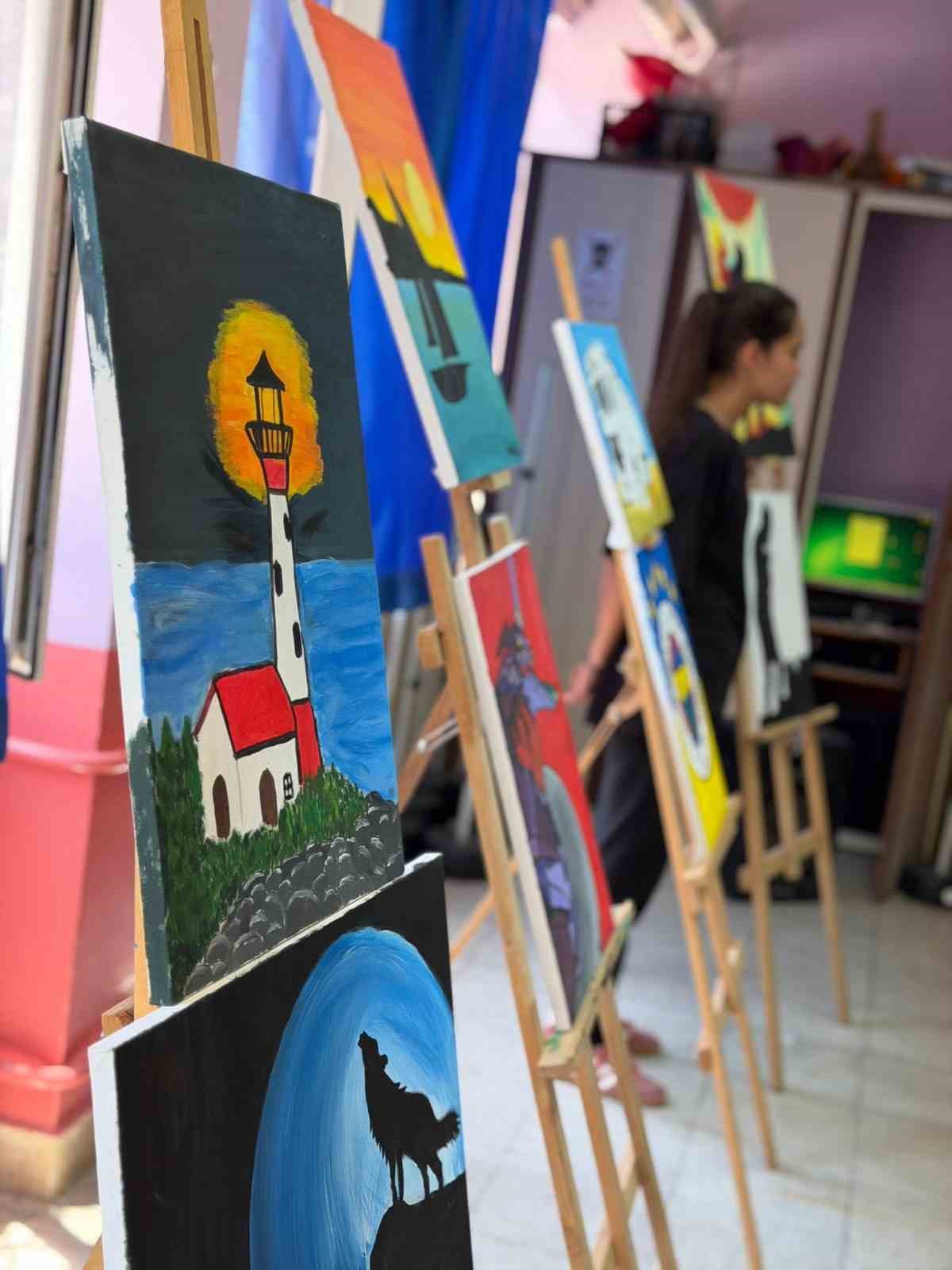 Öğrenciler eserlerini görücüye çıkardı