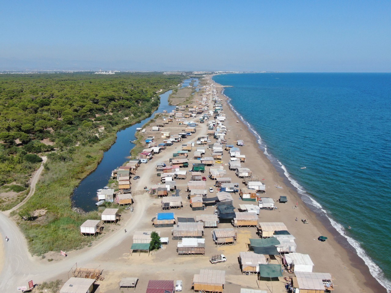 Denize sıfır 5 yıldızlı çardakların yerini halk plajları alıyor