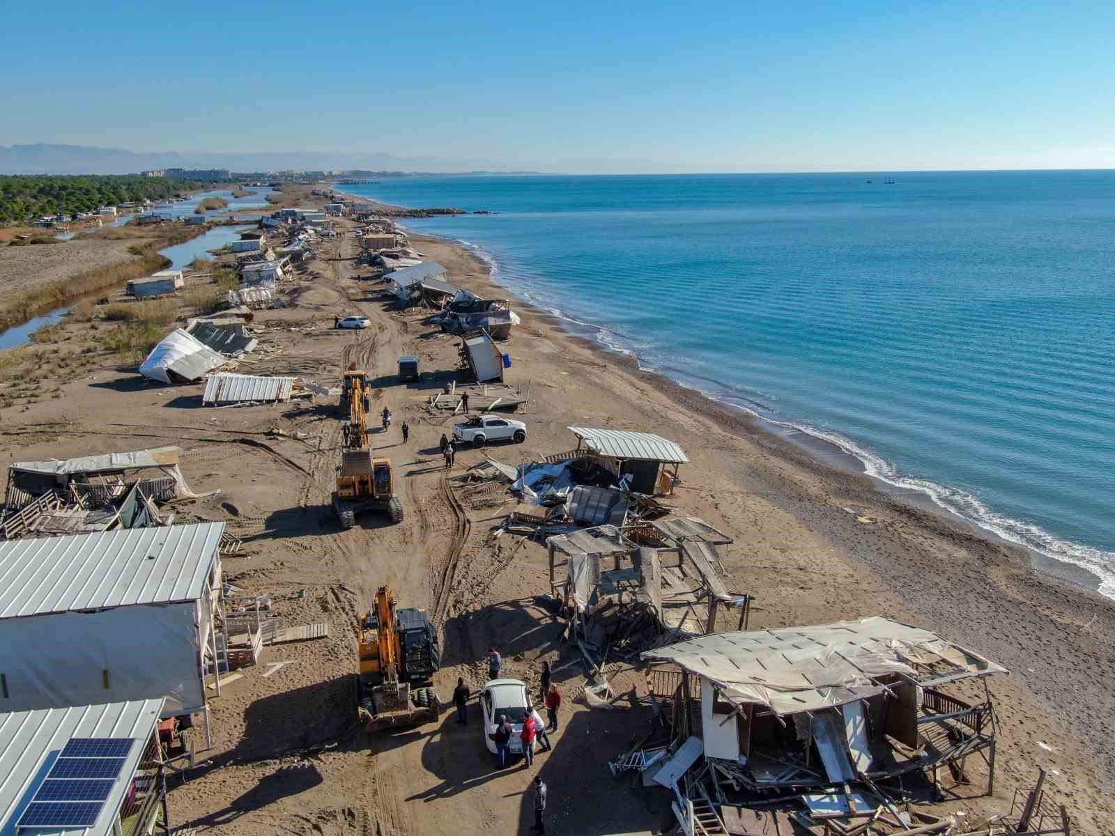 Denize sıfır 5 yıldızlı çardakların yerini halk plajları alıyor