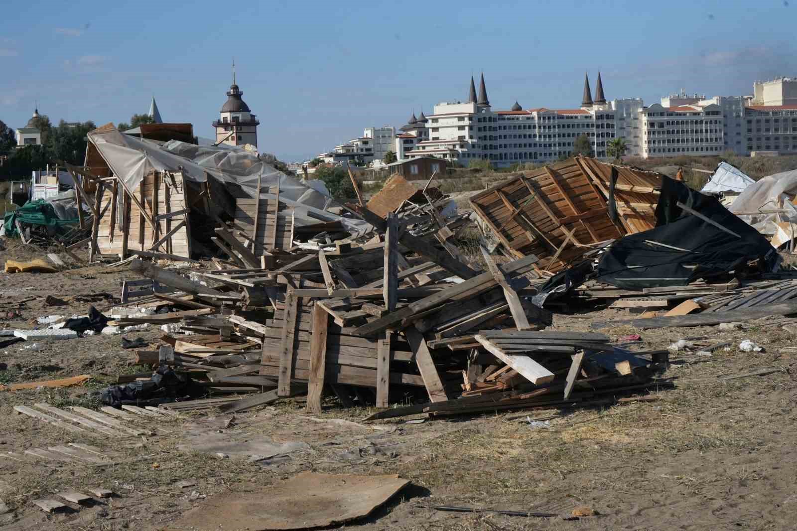 Denize sıfır 5 yıldızlı çardakların yerini halk plajları alıyor